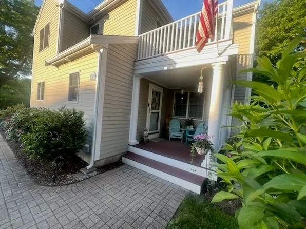 62 South St APT A, Plymouth, MA 02360