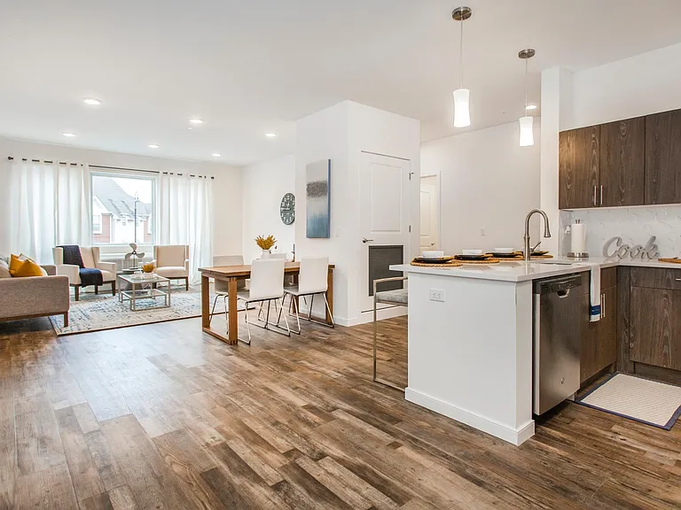 180 Roosevelt Ave — Photo 3