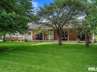 28 Hawthorn Ln, Pleasant Plains, IL 62677