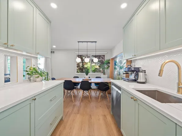 327 W 2nd St #206, North Vancouver, BC V7M 1E2