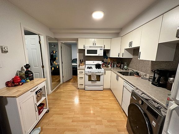 3rd image of 3755 Cambie St