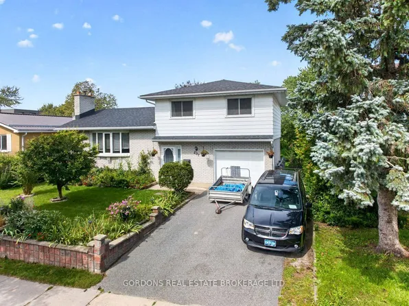 207 Robert Wallace Dr, Kingston, ON K7M 1Y3