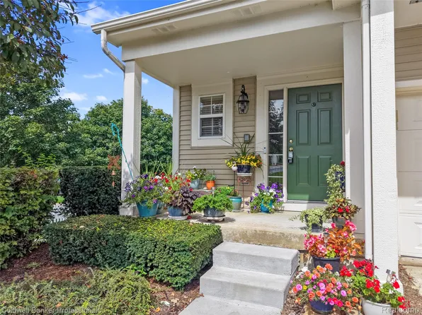 731 E Bluff Ct, Rochester, MI 48307