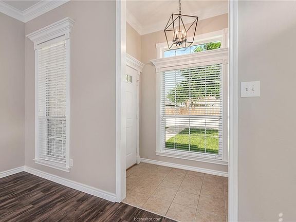 4th image of 4224 Alexandria Ave