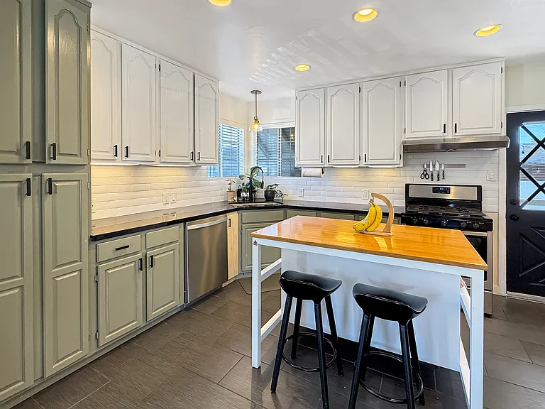 2052 Santa Fe Ave — Photo 9