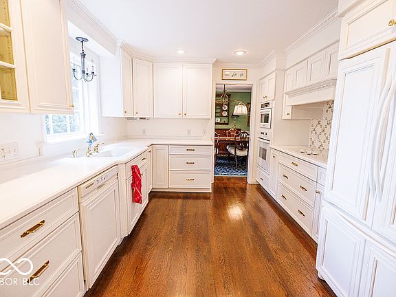 3rd image of 1550 Park Hill Dr