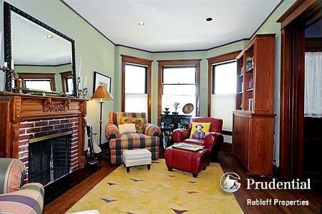 3rd image of 3909 N Hoyne Ave