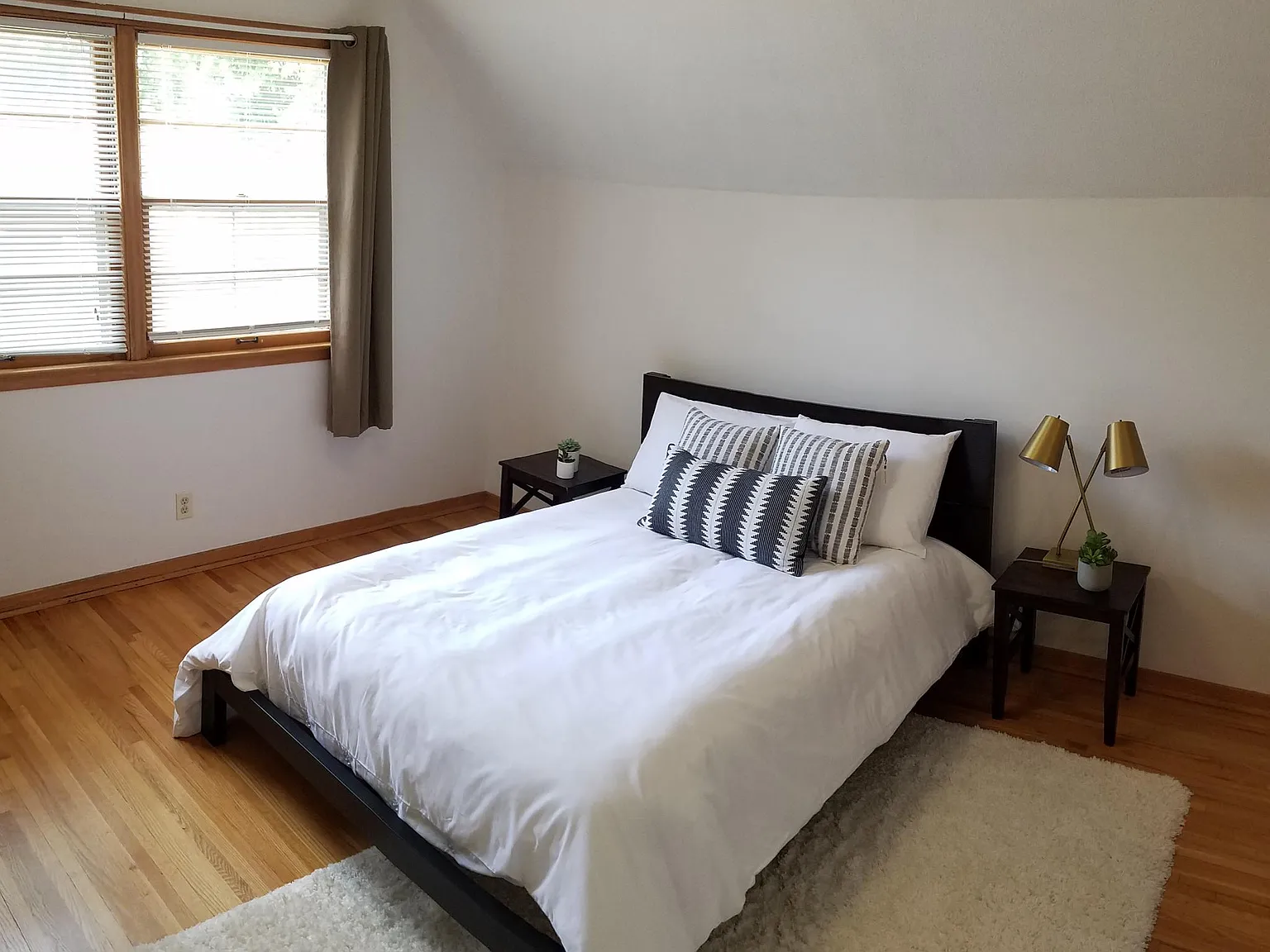 3 bed, 2200 sqft, $2,300 — Photo 2