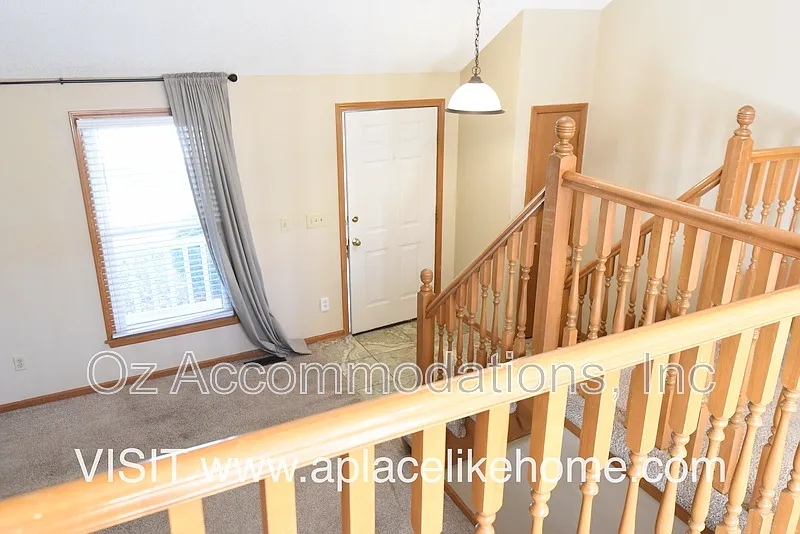 3 bed, 3.0 bath, 1800 sqft, $2,095 — Photo 2