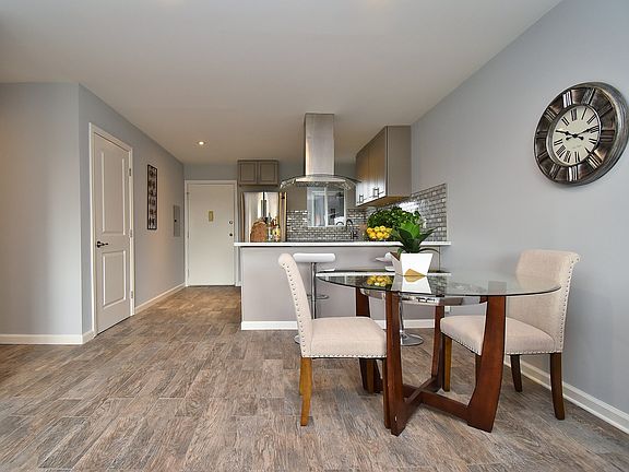 3rd image of 325 Kitty Hawk Rd Unit 304