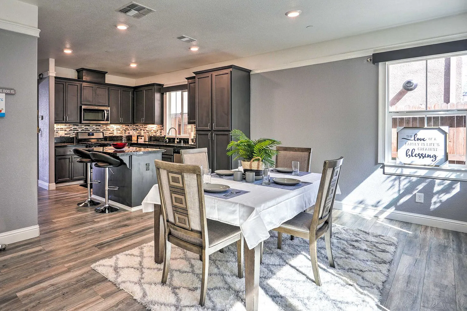 4 bed, 2.0 bath, 1894 sqft, $5,225 — Photo 3