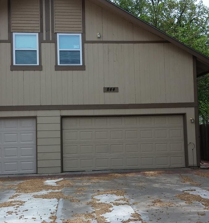 Duplex front, long driveway