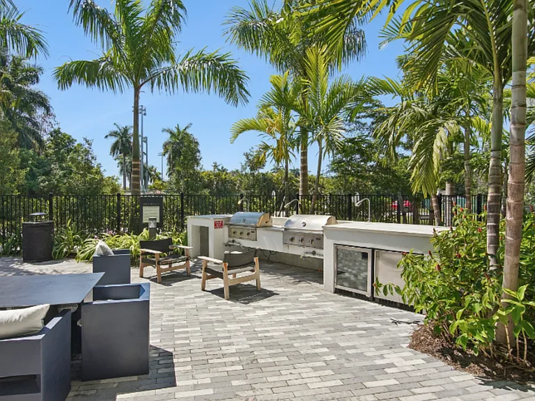 Aura North Miami Beach — Photo 38