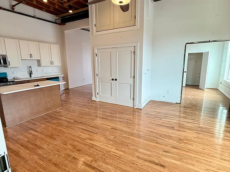 2033 W Broad St — Photo 24