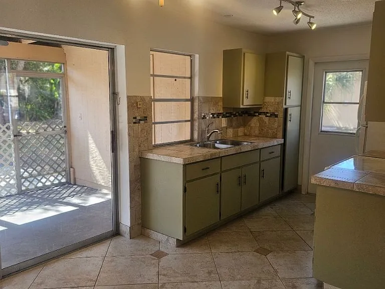 1225 Armsdale Ave — Photo 23