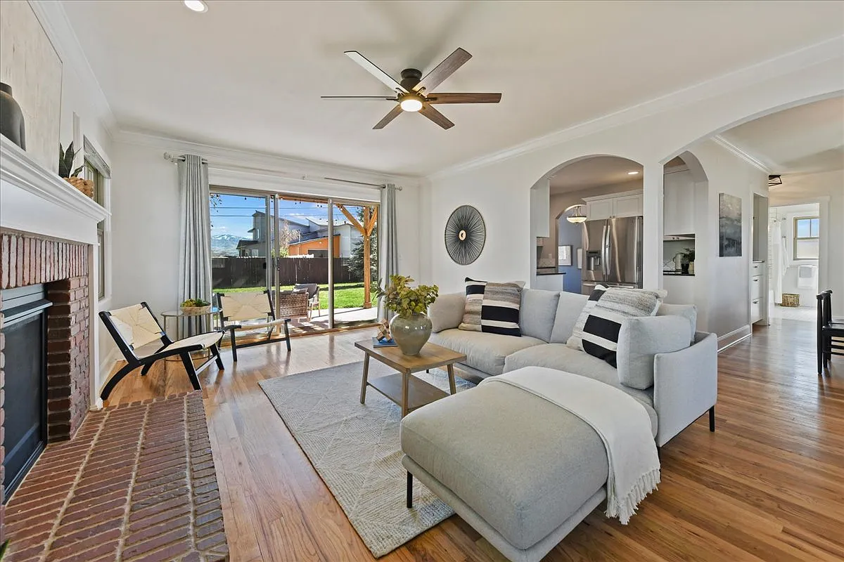 3 bed, 1377 sqft, $3,200 — Photo 1