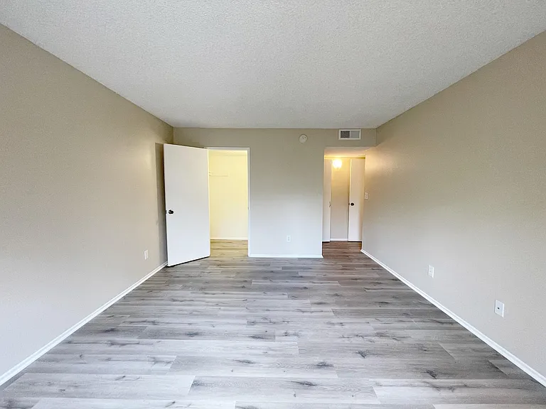350 S Oakland Ave — Photo 15