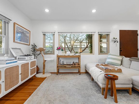 Livingroom with previous tenants furniture