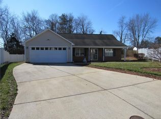 4652 Bottoms Rock Ln, Pfafftown, NC 27040