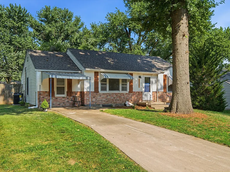 7725 Robinson St — Photo 2