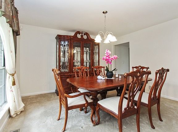 5th image of 570 Farina Ct