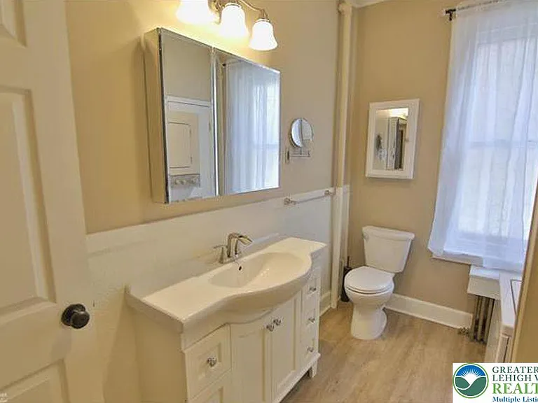 325 N 8th St #1 — Photo 8