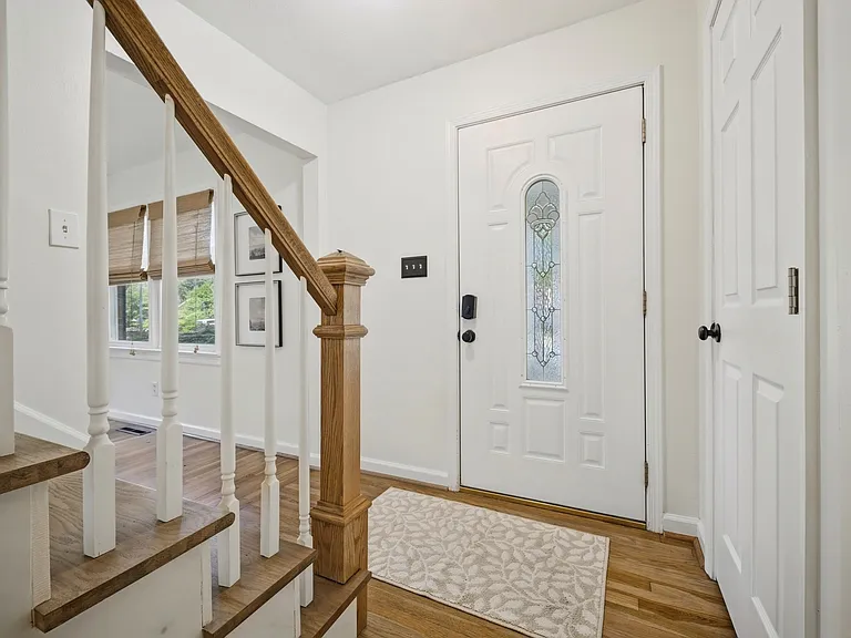 724 Yorkshire Dr — Photo 15