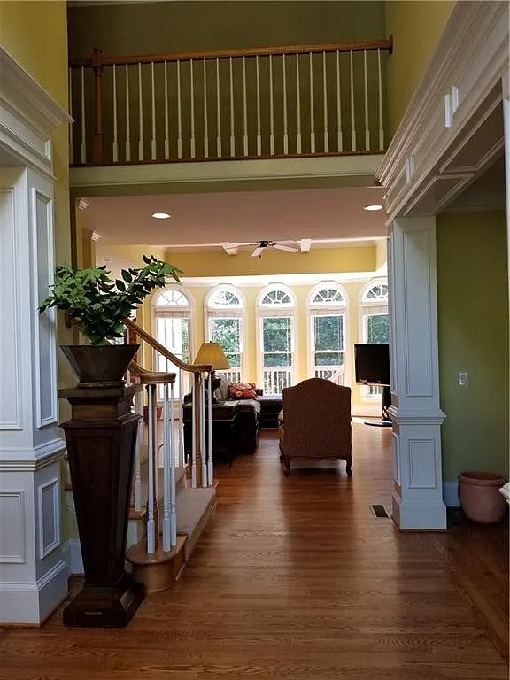 5 bed, 4.0 bath, 5151 sqft, $4,000 — Photo 2
