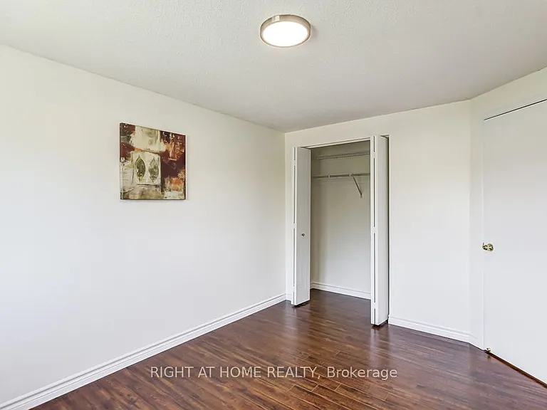 402 Lausanne Cres — Photo 23