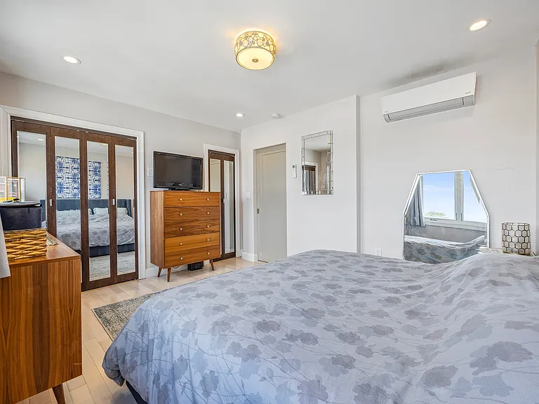 22-14 43rd St #TOPFLOOR — Photo 8
