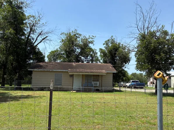 273 County Road 743, Yancey, TX 78886
