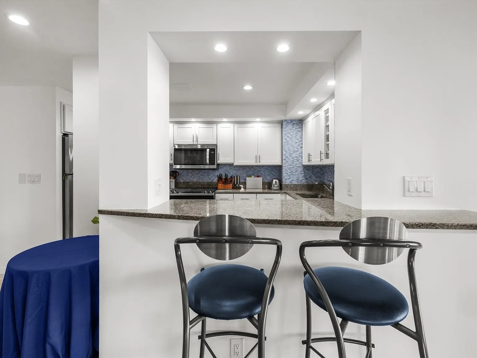 3 bed, 2.0 bath, 1890 sqft, $7,500 — Photo 4