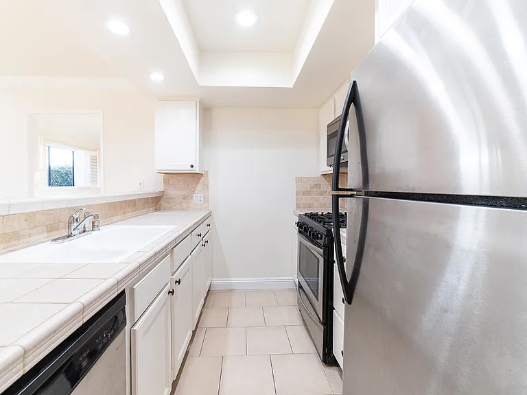 1510 S Barrington Ave #101 — Photo 5