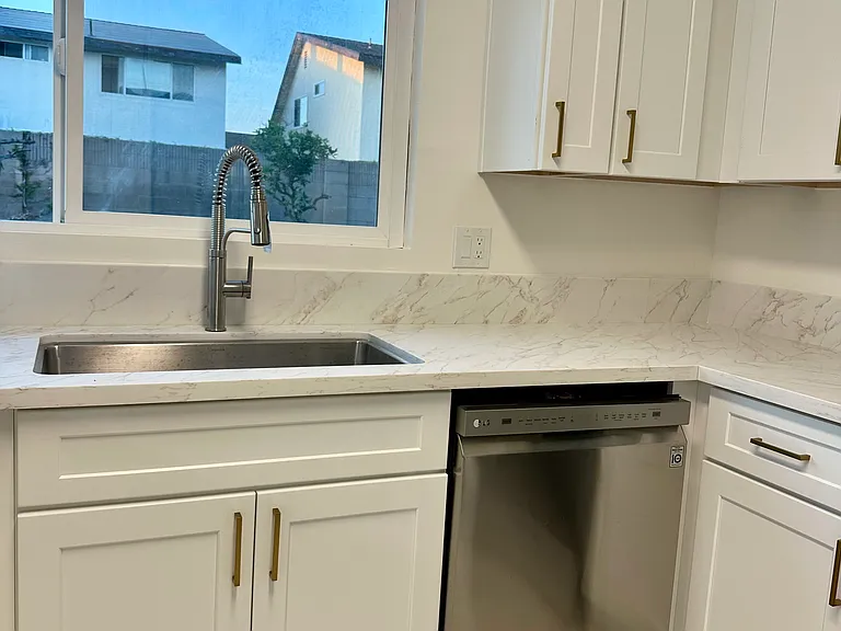 Large stainless steel sink with pull out spray faucet