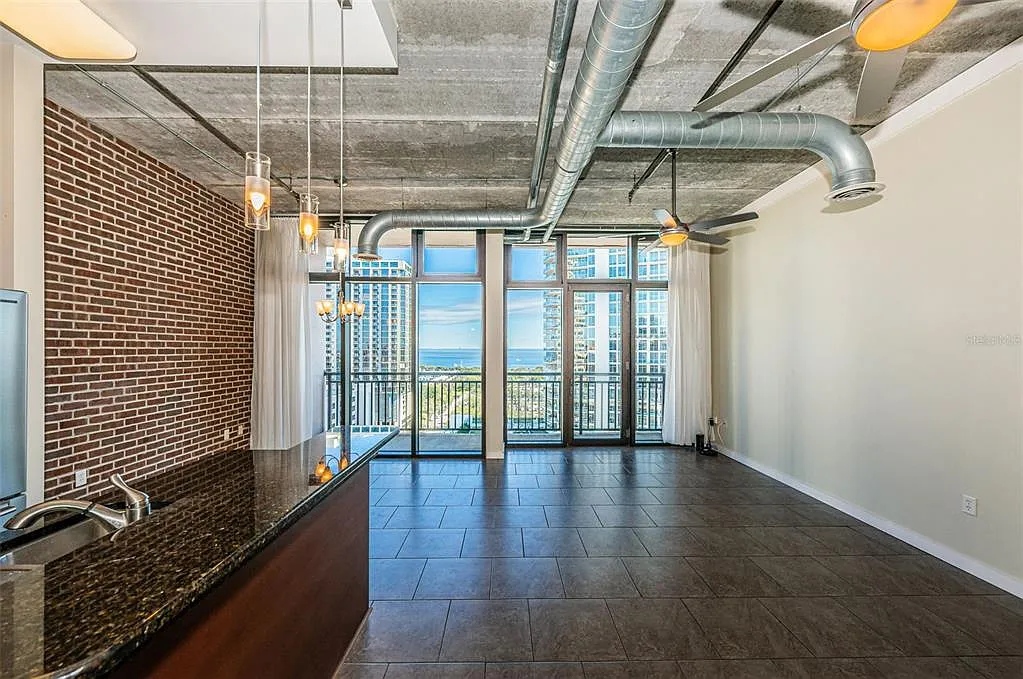 2 bed, 2.0 bath, 1354 sqft, $5,800 — Photo 2