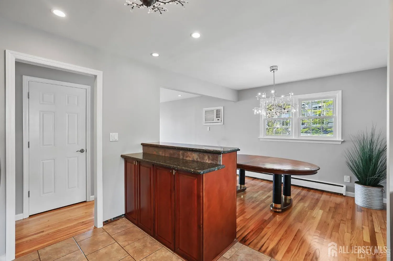 3 bed, 1.0 bath, 931 sqft, $2,600 — Photo 4