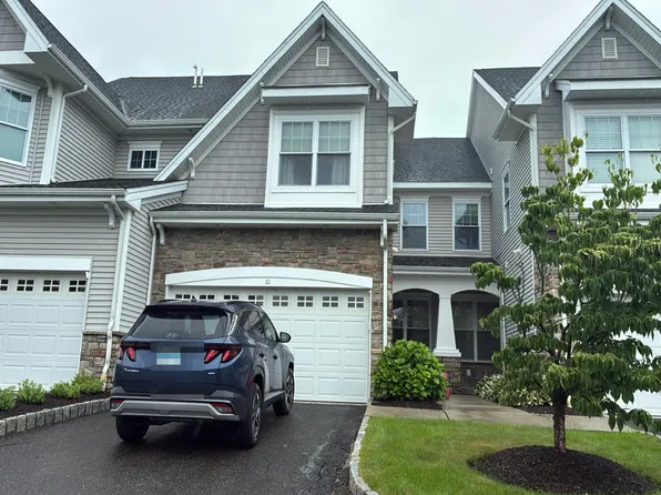 10 Sampson Ter, Danbury, CT 06810