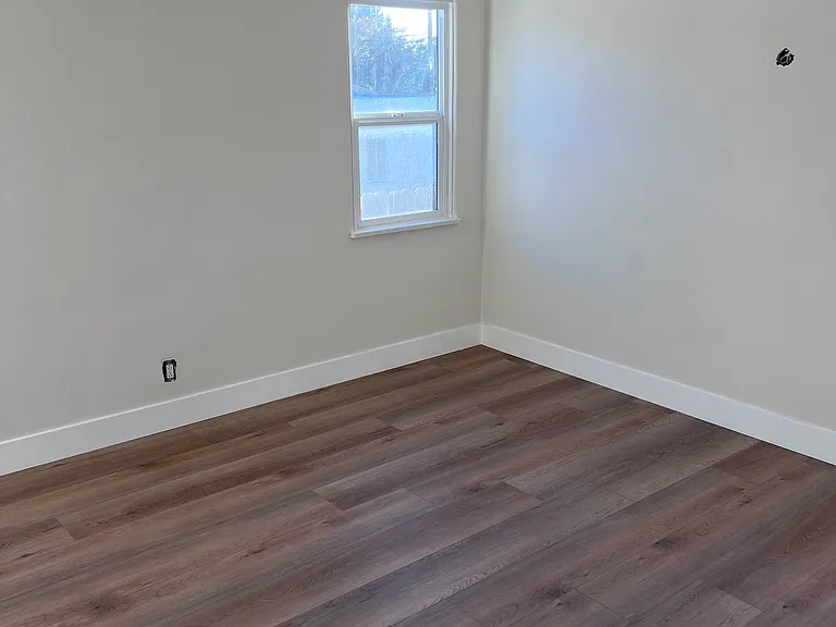 1327 Spazier Ave — Photo 8