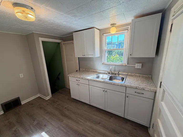 1016 Lindberg Ave — Photo 2
