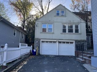 4 Maple St, Edgewater, NJ 07020