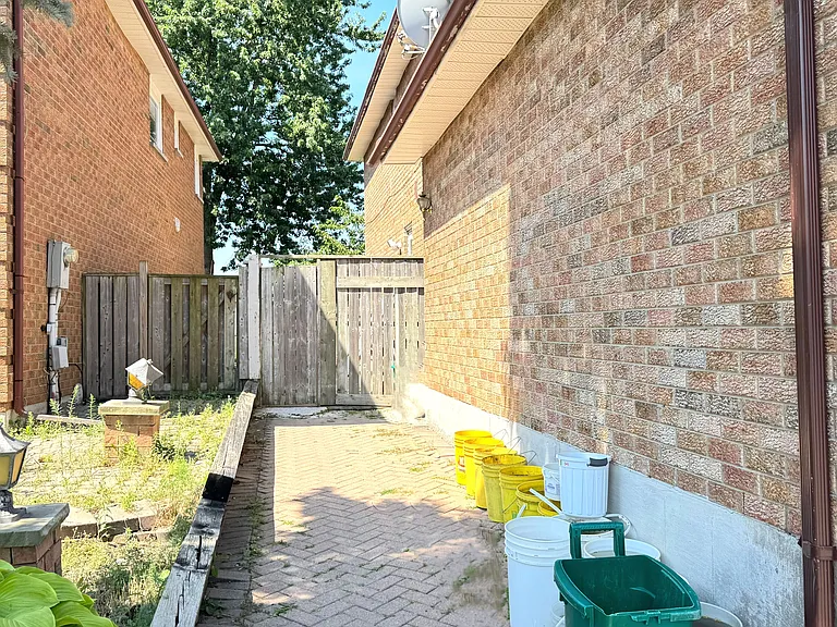 70 Aldergrove Dr #BASEMENT — Photo 11