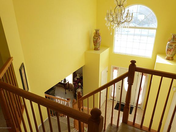 4th image of 725 Spruce Hill Dr