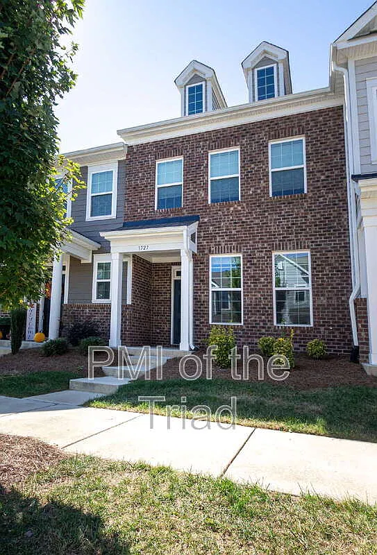 3 bed, 2.5 bath, 1589 sqft, $1,800 — Photo 1