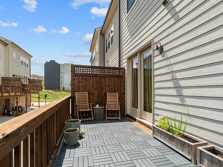 613 Harrington Hls — Photo 26