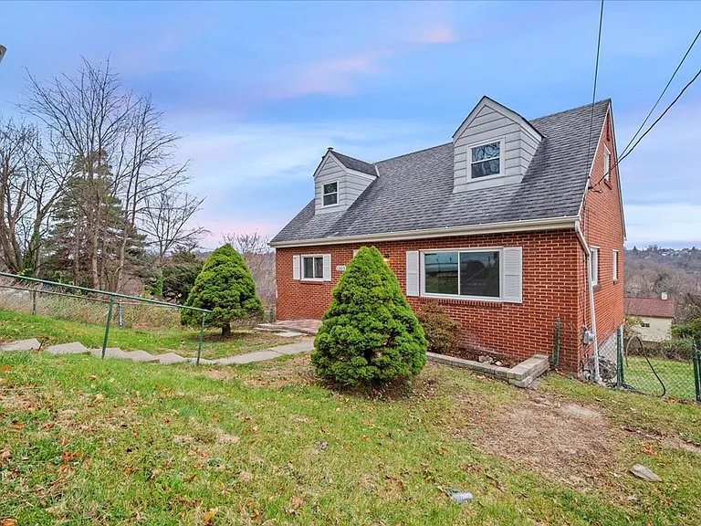 1303 Cloverdale St — Photo 37
