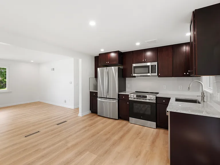 Valley View Dr — Photo 2