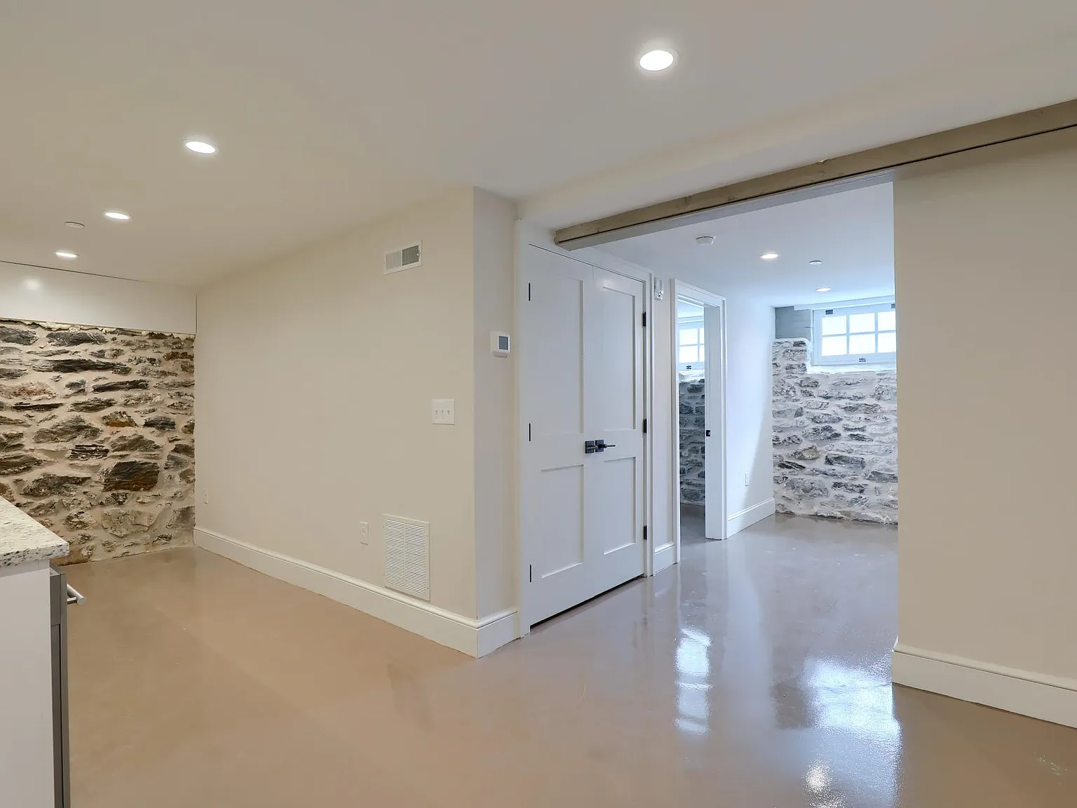 1 bed, 400 sqft, $1,345 — Photo 4