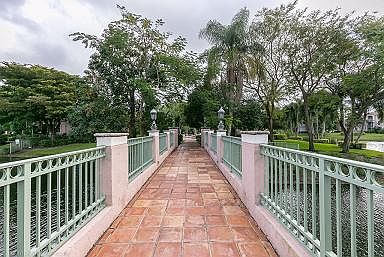 Walking bridge