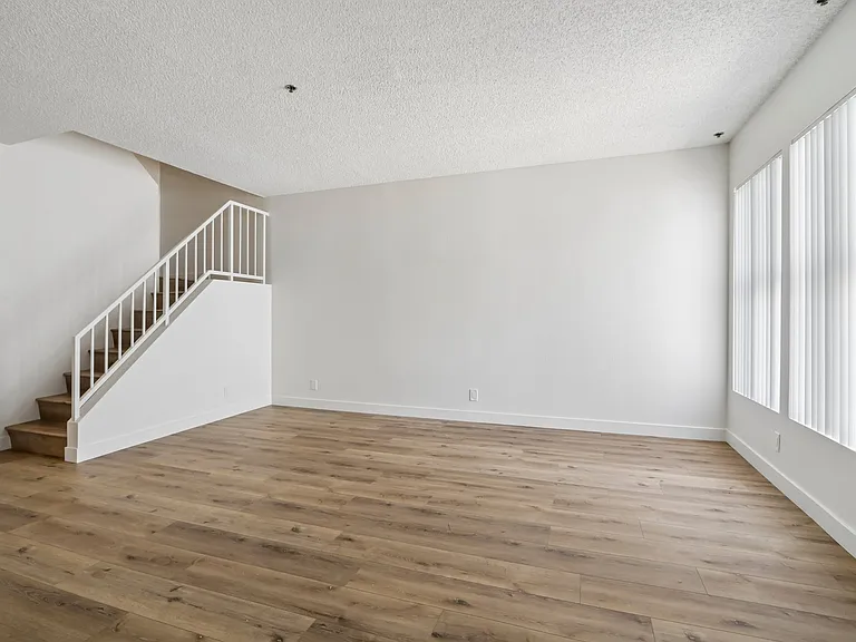 521 N Kenmore Ave #102 — Photo 3