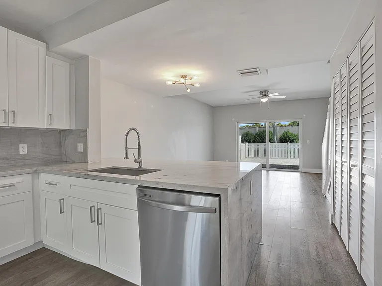 9913 NW 57th Mnr — Photo 4